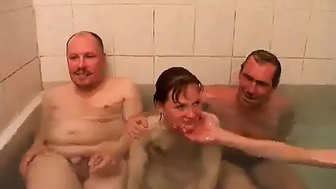 La superbe nana de BotR prend un bain rafraîchissant !