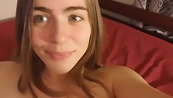 Chica de 18 años recibe una follada en su coño peludo