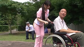 Eine Japanische Krankenschwester In Uniform Zeigt Sich Draußen