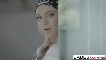 Armăsarul Și Tiffany Watson Într-Un Videoclip Pov Fierbinte, Prezentând Chimia Lor Intensă