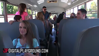 Kaci Lynn Y Keiran Lee En Un Encuentro Caliente En Un Bus